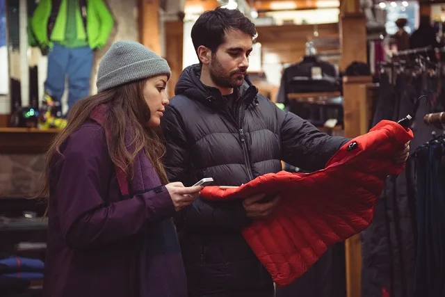For most of 2025, U.S. apparel prices have stayed unusually quiet. Some small fluctuations appeared, but nothing significant.