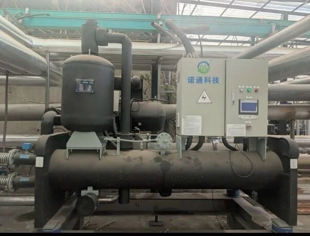 Hot water heat pump recovering and upgrading low-grade waste heat.