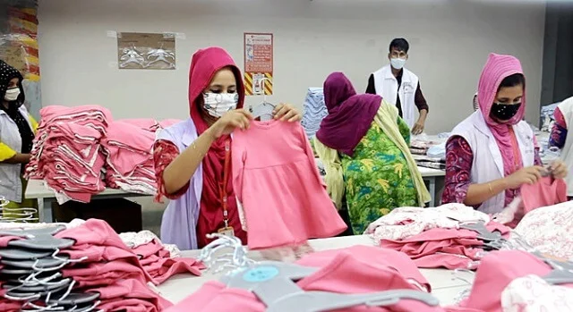 Bangladesh Garment Exports to US Surge 15% Ahead of Tariff Hike, Growth Slows After August
